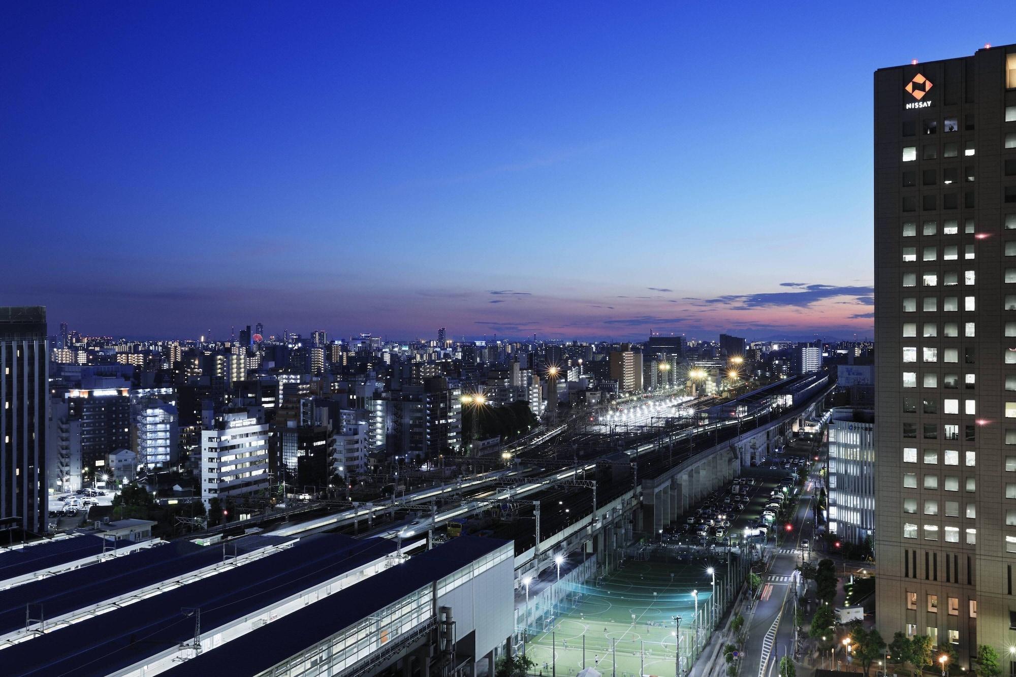 新大阪车站万怡酒店 外观 照片 View of the city from the Shinkansen